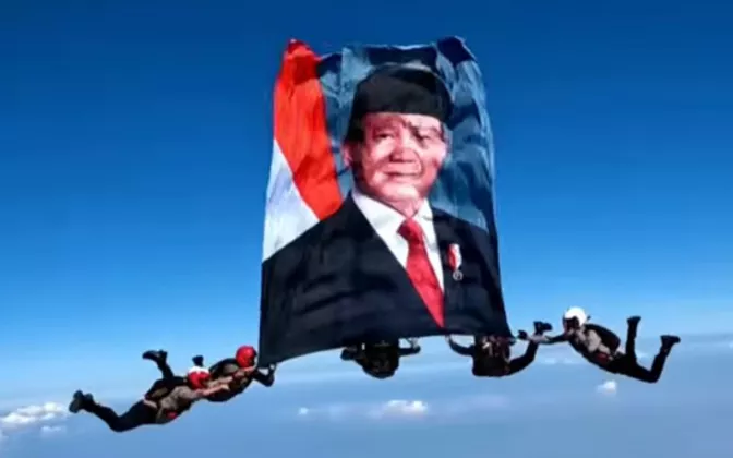 Spektakuler! Foto Presiden Prabowo Dikibarkan Penerjun Payung di HUT Bhayangkara ke-80