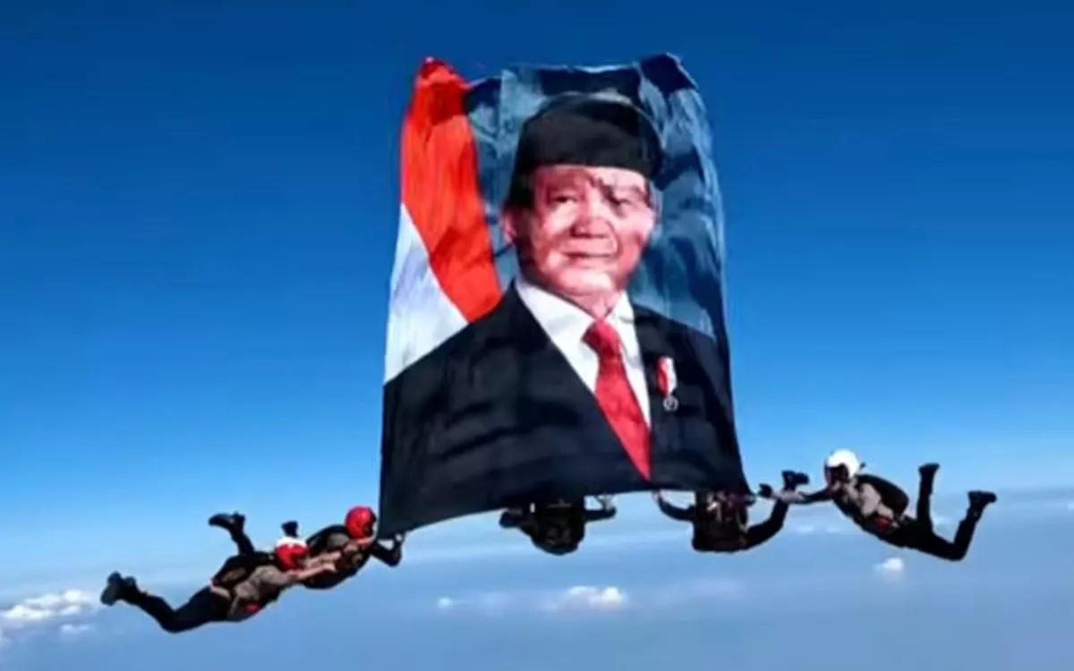 Spektakuler! Foto Presiden Prabowo Dikibarkan Penerjun Payung di HUT Bhayangkara ke-80