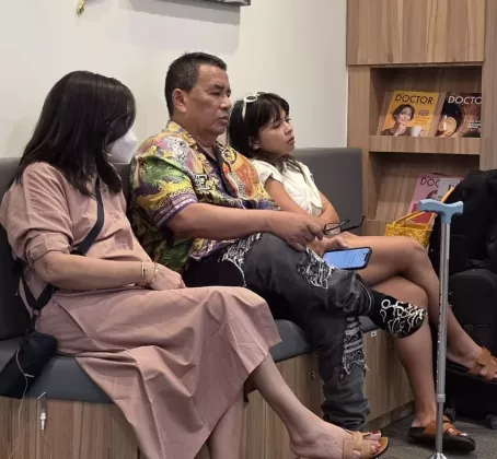 Sindiran Netizen ke Hotman Paris: Saat Sehat Ditemani Aspri, Ketika Sakit Hanya Didampingi Anak Bini