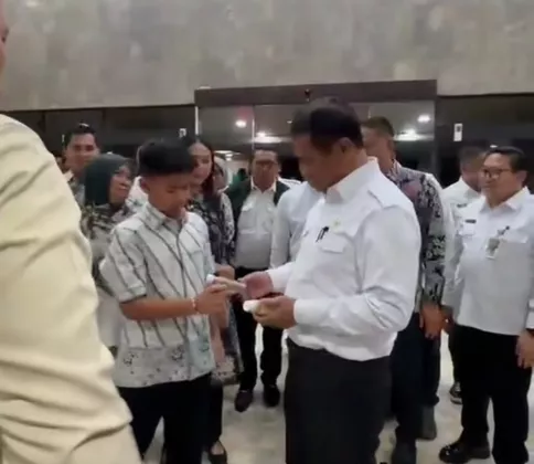 Dukung Wirausaha Muda, Mentan Amran  Borong Produk Kopi Putra Kepala BGN