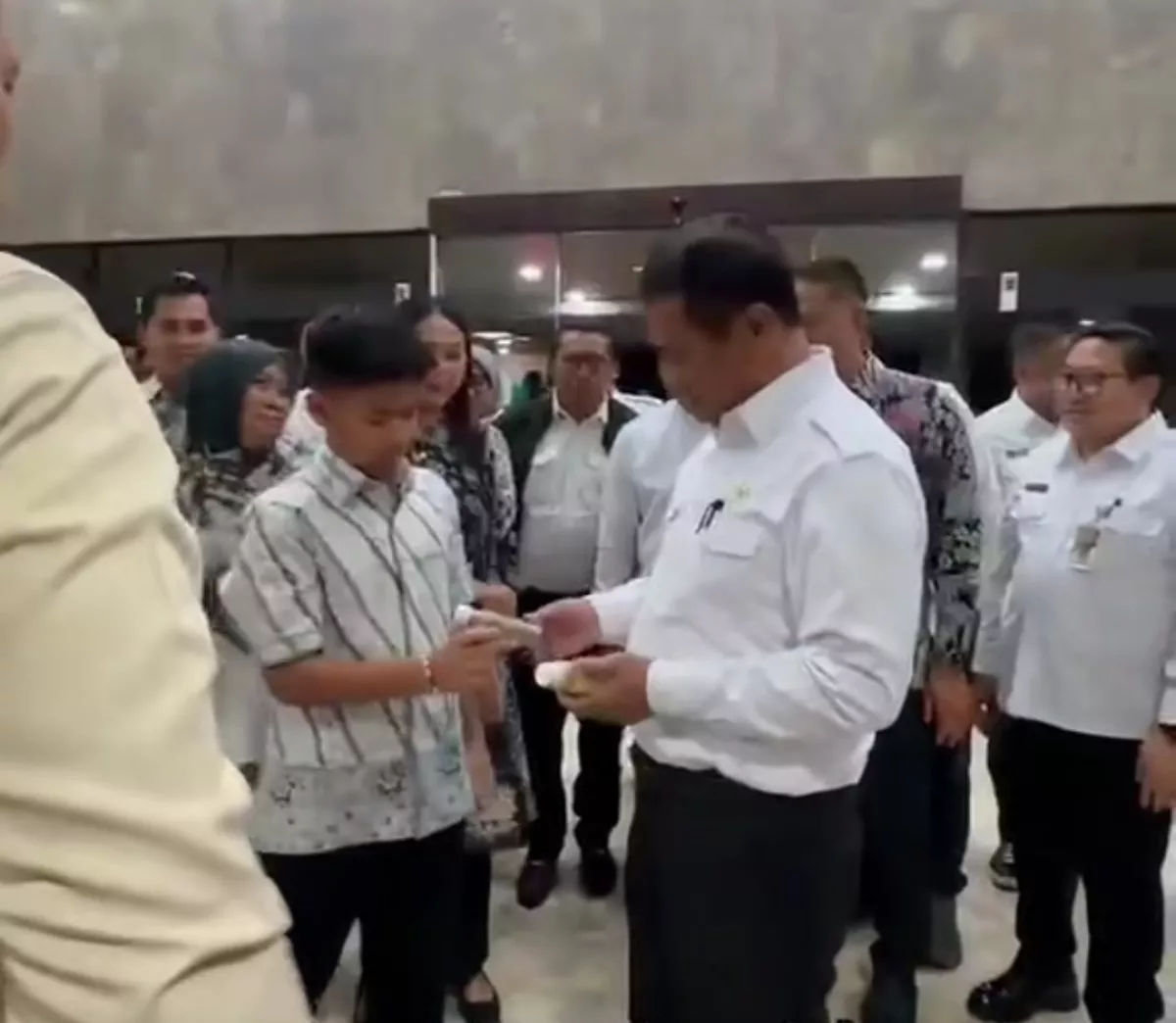 Dukung Wirausaha Muda, Mentan Amran  Borong Produk Kopi Putra Kepala BGN