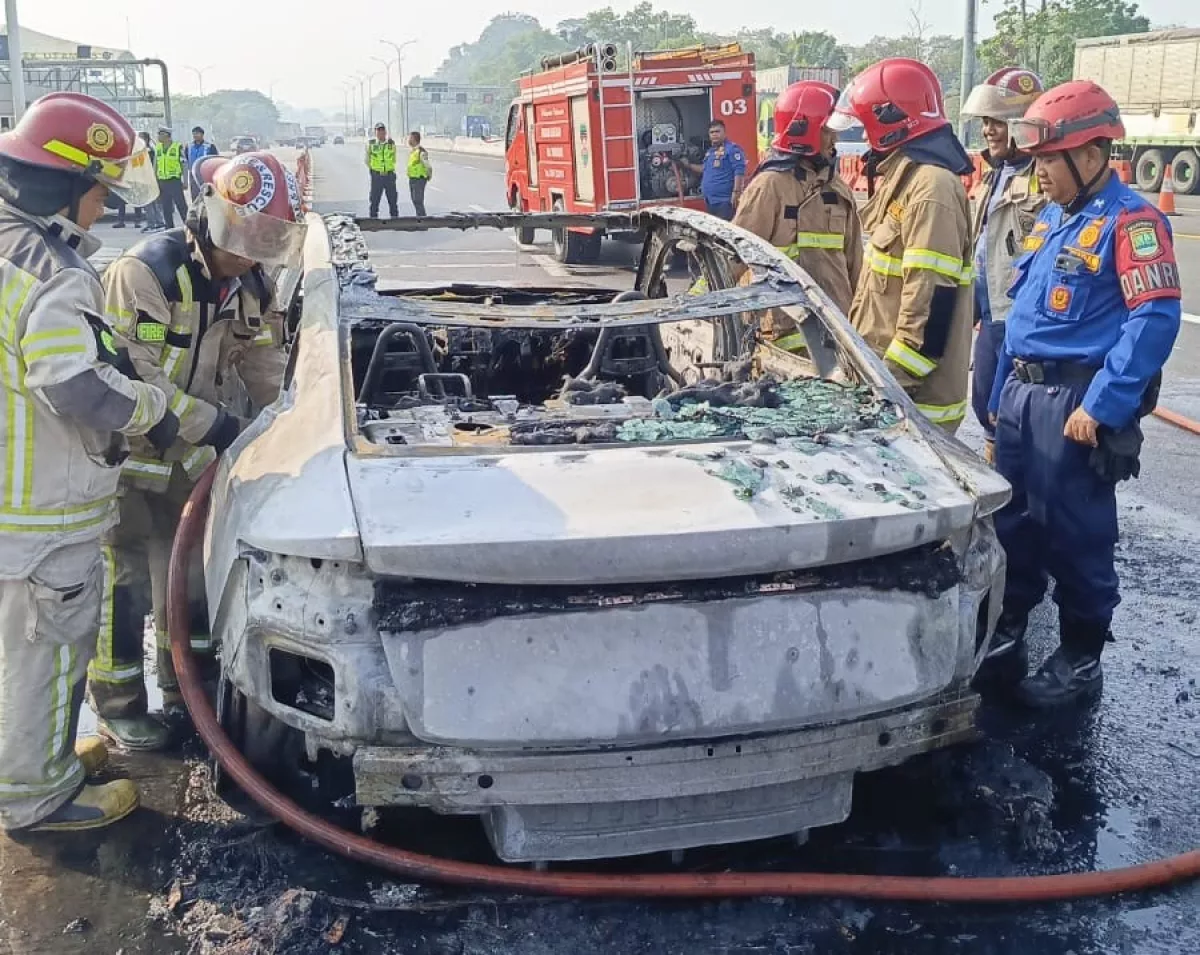 Ngeri! BYD Seal Terbakar di Tol Jakarta-Cikampek, Diduga Berawal dari Korsleting