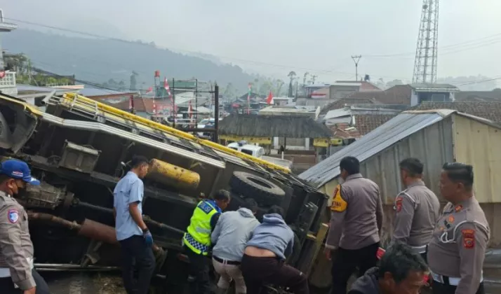Kecelakaan Beruntun Libatkan 6 Kendaraan di Jalur Ciwidey-Rancabali, Truk Diduga Patah As