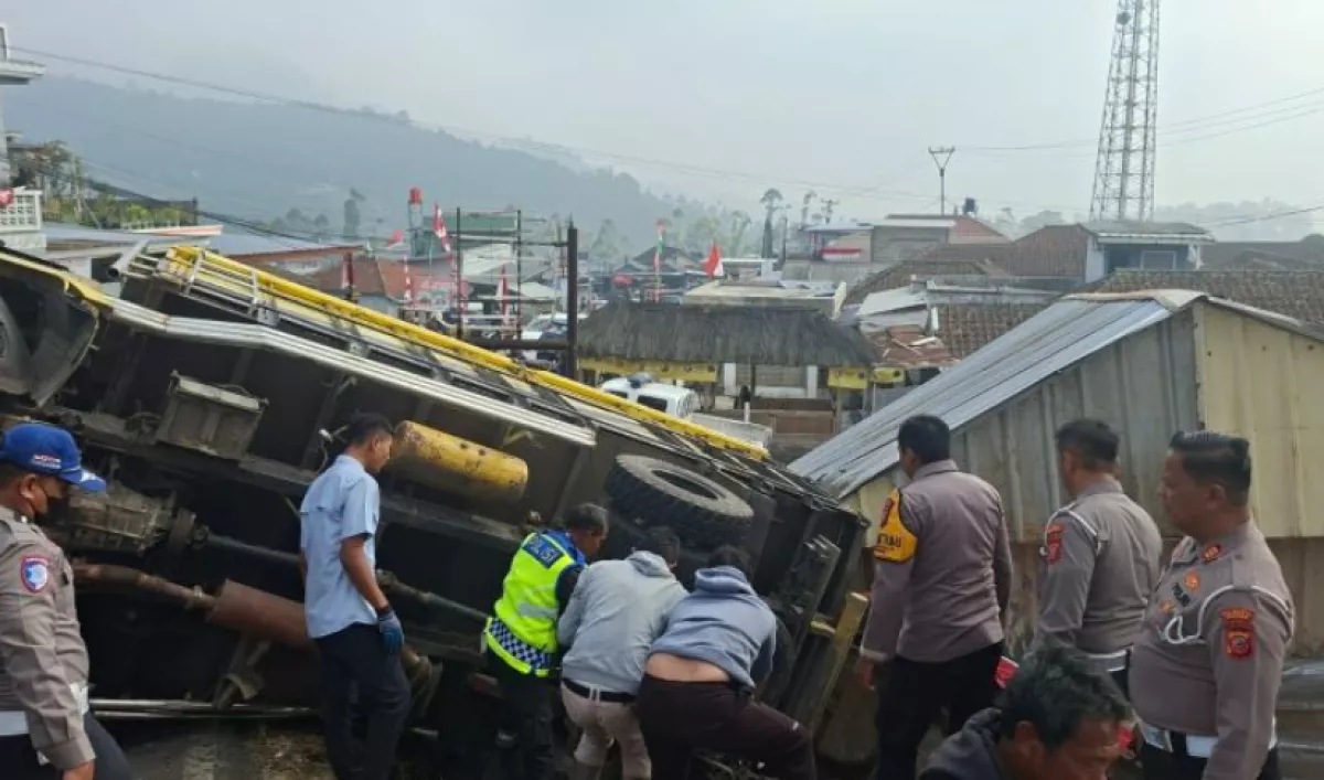 Kecelakaan Beruntun Libatkan 6 Kendaraan di Jalur Ciwidey-Rancabali, Truk Diduga Patah As