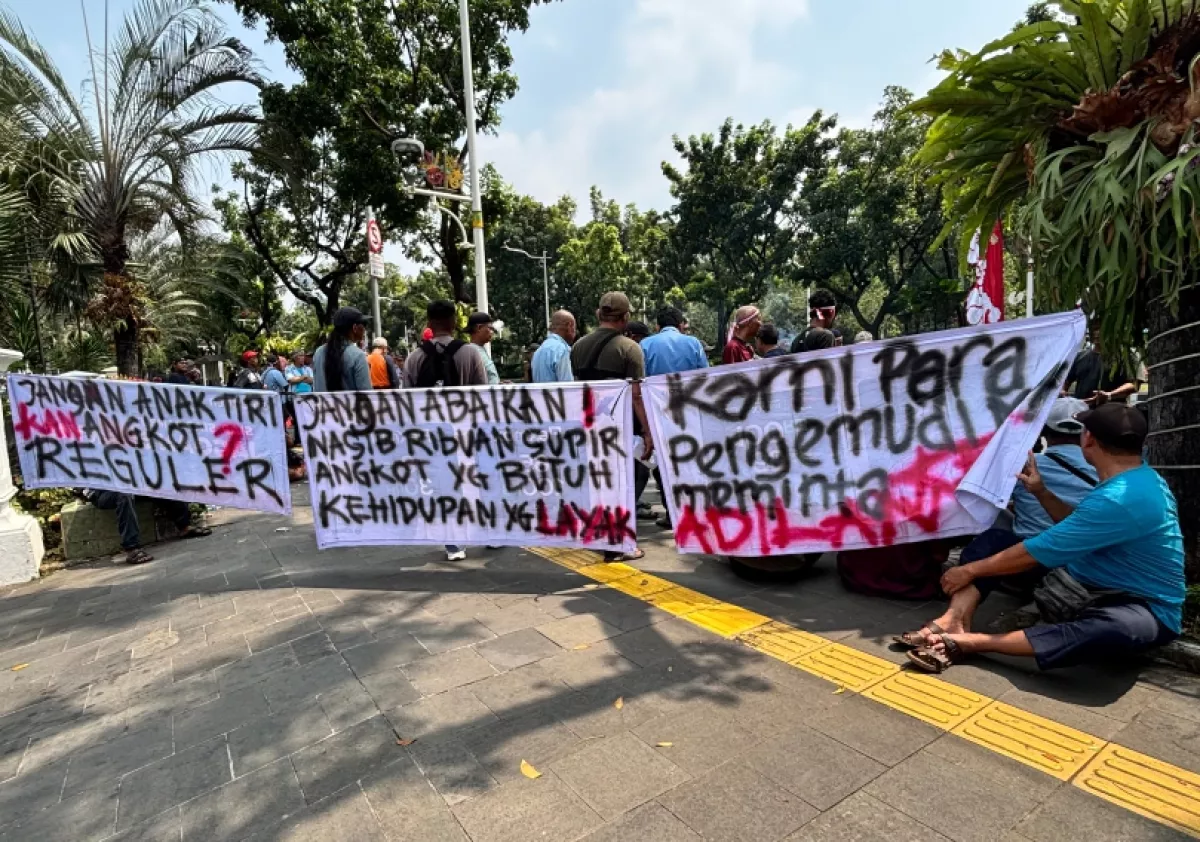 Sopir Angkot M44 Demo Balai Kota Ancam Tutup Tebet, Pramono Perintahkan Dishub Kaji Trayek Jaklingko 48A