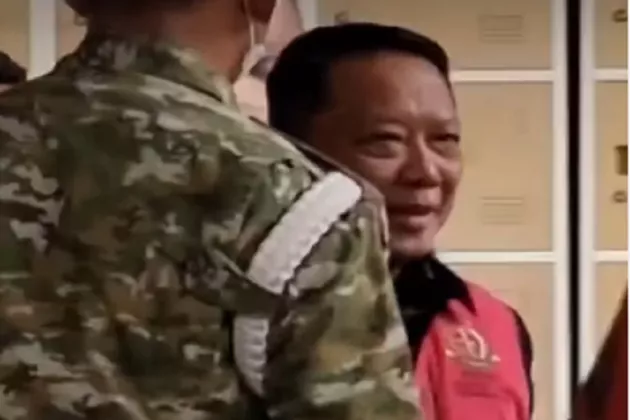 Berompi Pink dan Tangan Diborgol, Eks Jampidsus Febrie Adriansyah Diangkut ke Kejagung