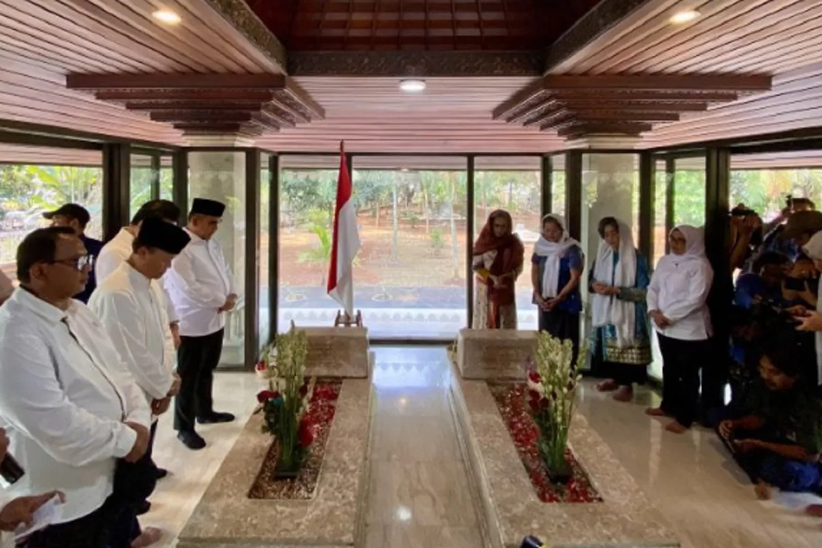 Pimpinan MPR Mendadak Ziarah ke Makam Bung Hatta, Meutia Hatta Sampai Kaget!