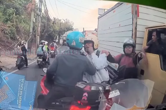 Bikin Geram! Pengendara Motor Tolak Beri Jalan Ambulans yang Bawa Pasien Kritis di Depok