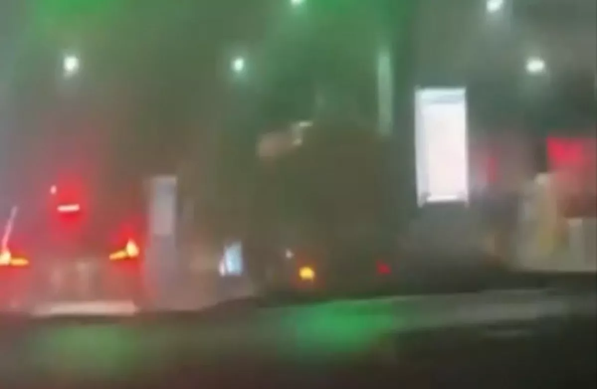 Ngeyel Tak Mau Bayar Tol! Pengemudi Xpander Ini Nekat Tabrak Palang Pintu Gerbang Tol Semarang