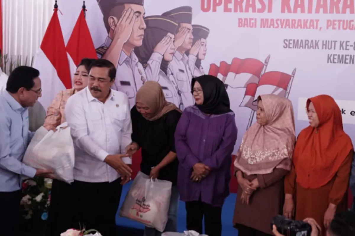 Peringati HUT RI ke-81, Kemenimipas Salurkan Puluhan Paket Bansos
