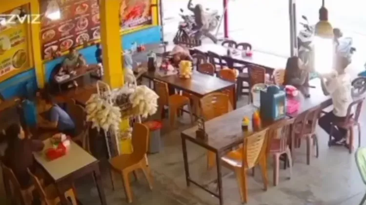 Detik-detik Balita Terpental Dihantam Batu Bata oleh Pria Diduga ODGJ