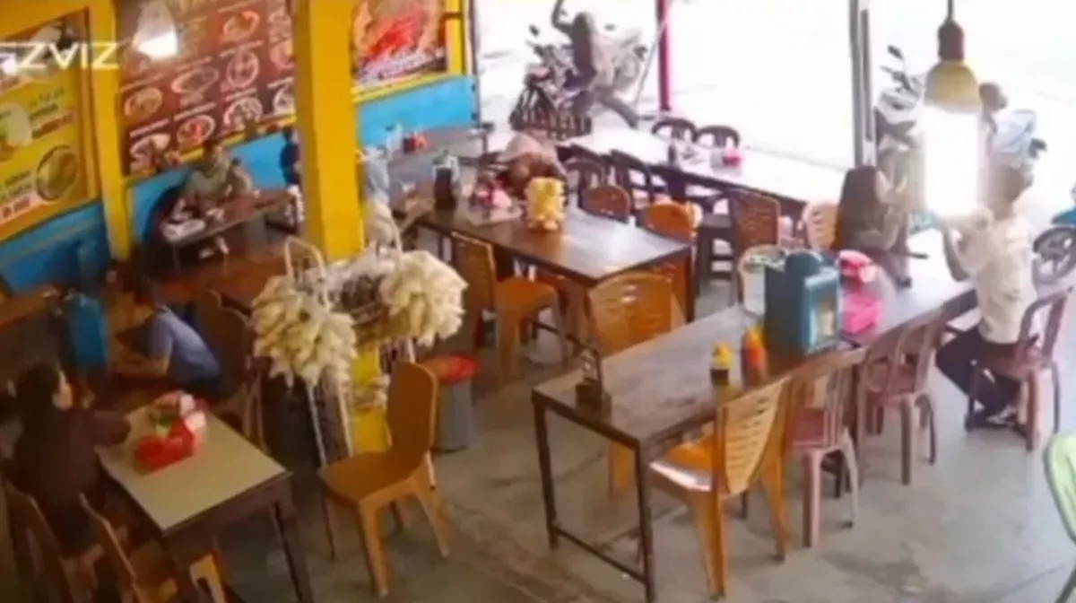 Detik-detik Balita Terpental Dihantam Batu Bata oleh Pria Diduga ODGJ