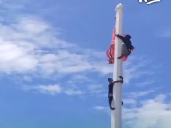 Peringatan 21 Tahun Damai Aceh, Bendera Bulan Bintang Dikibarkan di Masjid Raya