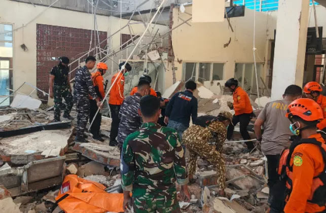 TNI Kerahkan Hercules dan KRI, 14 Warga Meninggal Dunia Akibat Gempa NTT