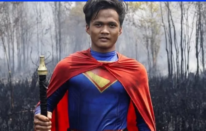 Aksi Heroik Rudiyansyah, Remaja 15 Tahun Asal Palangka Raya yang Jadi Pemadam Kebakaran Sambil Kenakan Kostum Superman