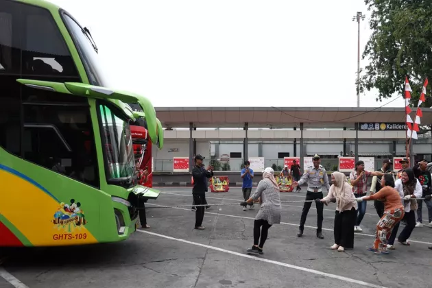 Emak-emak Ikut Lomba Tarik Bus di Terminal Kalideres, Ada yang Bilang: Lebih Berat Beban Hidup!