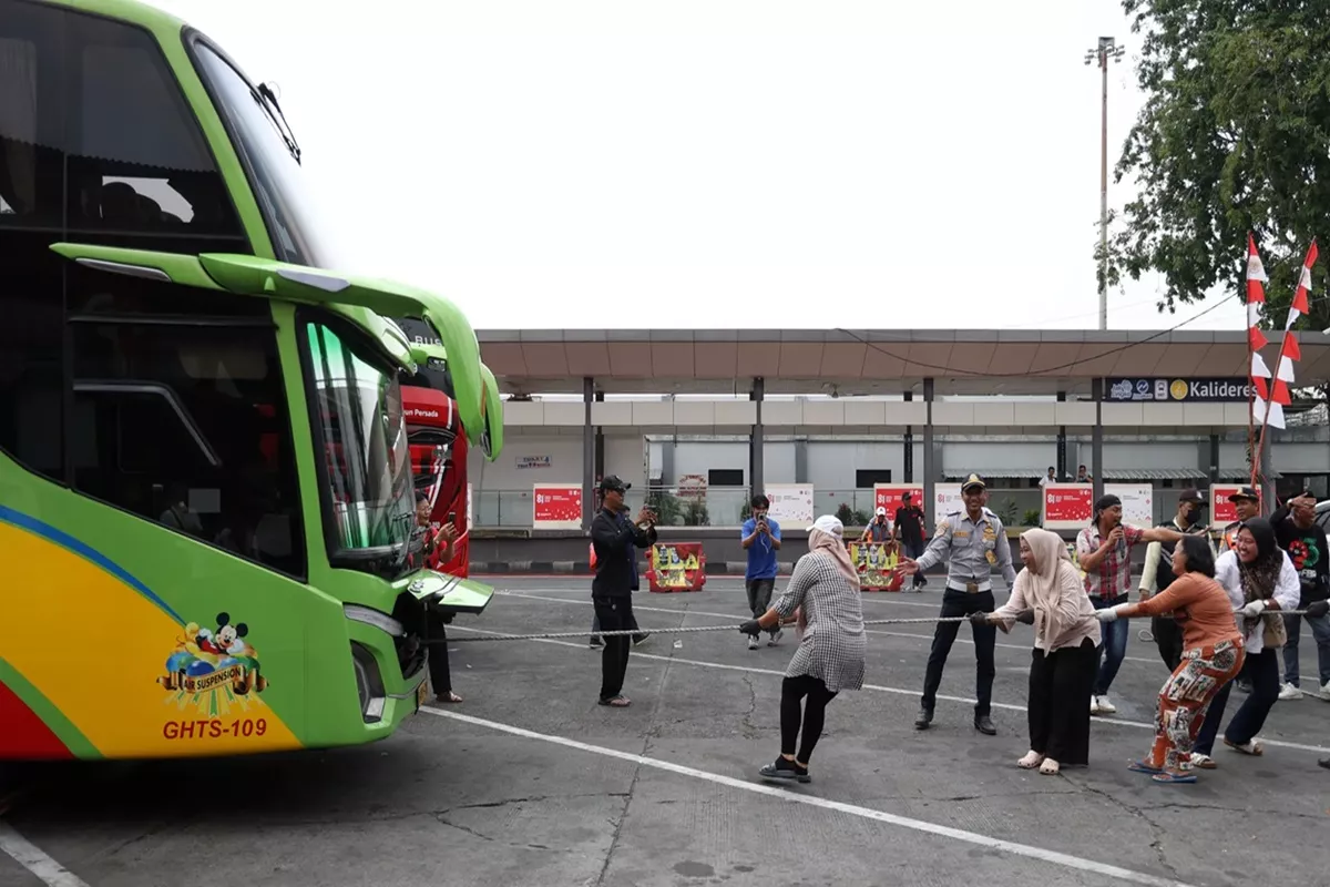 Emak-emak Ikut Lomba Tarik Bus di Terminal Kalideres, Ada yang Bilang: Lebih Berat Beban Hidup!