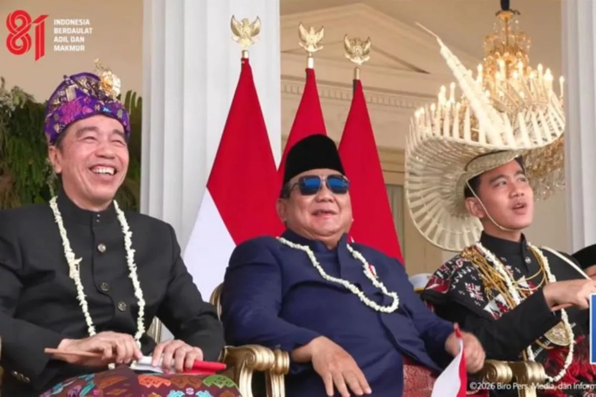 Momen Kehangatan: Presiden Prabowo Diapit Jokowi dan Gibran Saat Merayakan HUT Ke-81 RI di Istana Merdeka
