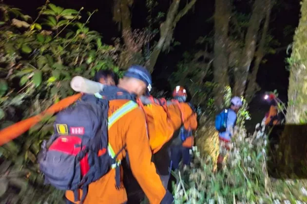 Tim SAR Evakuasi Jenazah Pendaki Muda yang Terjatuh ke Kawah Gunung Slamet