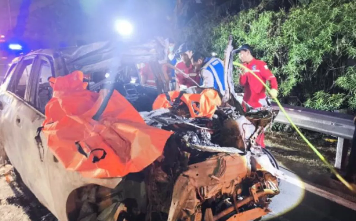 Mercedes-Benz Terbakar Usai Tabrak Truk Kontainer di Tol Jagorawi, 2 Orang Tewas