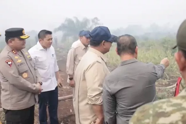 Prabowo Turun ke Lokasi Karhutla Kubu Raya, Temui Petugas di Tengah Kepungan Asap