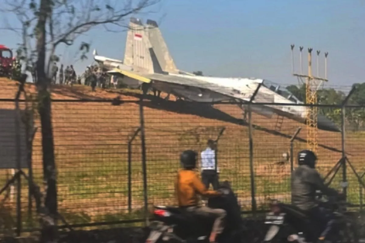 Jet Tempur Sukhoi Keluar Landasan di Bandara Sultan Hasanuddin, TNI AU Pastikan Awak Pesawat Selamat