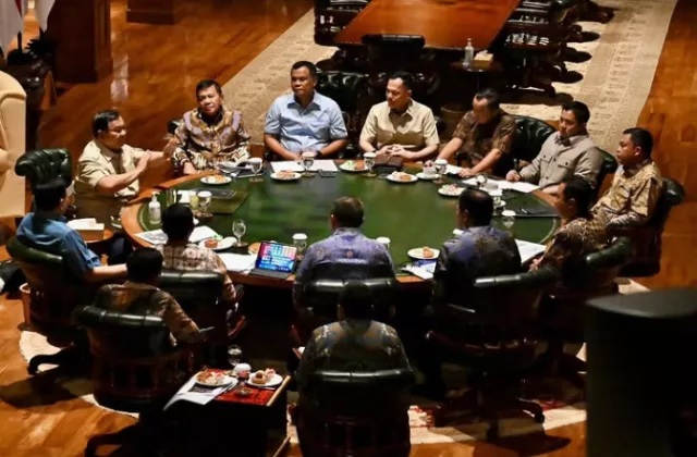Prabowo Rapat hingga Malam, Siapkan Tambahan Armada Tangani Karhutla dan Gempa NTT