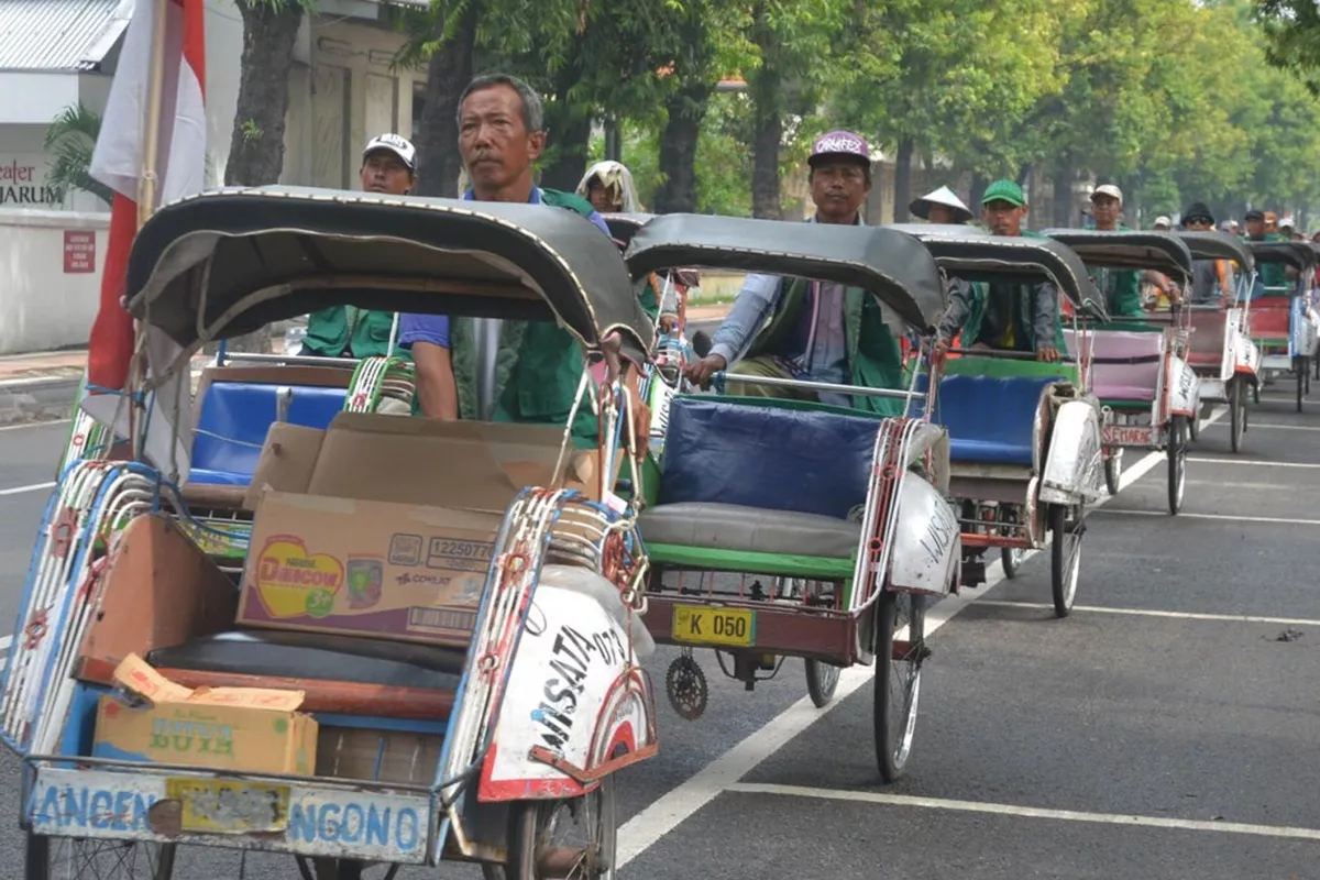 Ada Tukang Becak Masuk Desil 9! DPR Desak Pemerintah Bikin Timsus Evaluasi