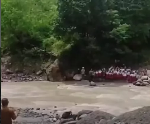 Aksi Unik Siswa SDNNTT Nyanyikan Yel-Yel Sambut Kadis Pendidikan di Pinggir Sungai