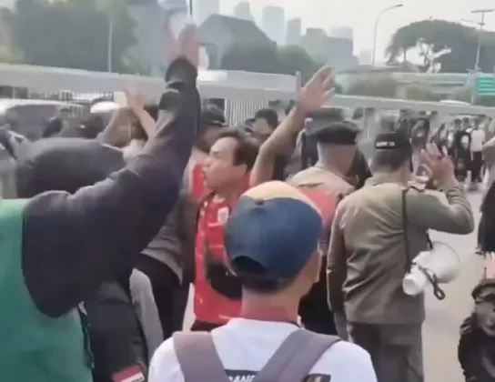 Detik-Detik Kericuhan di Depan DPR: Satpol PP Jadi Sasaran Pengusiran Massa