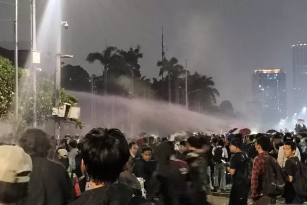 Disemprot Water Cannon, Massa Aksi Depan Gedung DPR/MPR RI Akhirnya Bubar