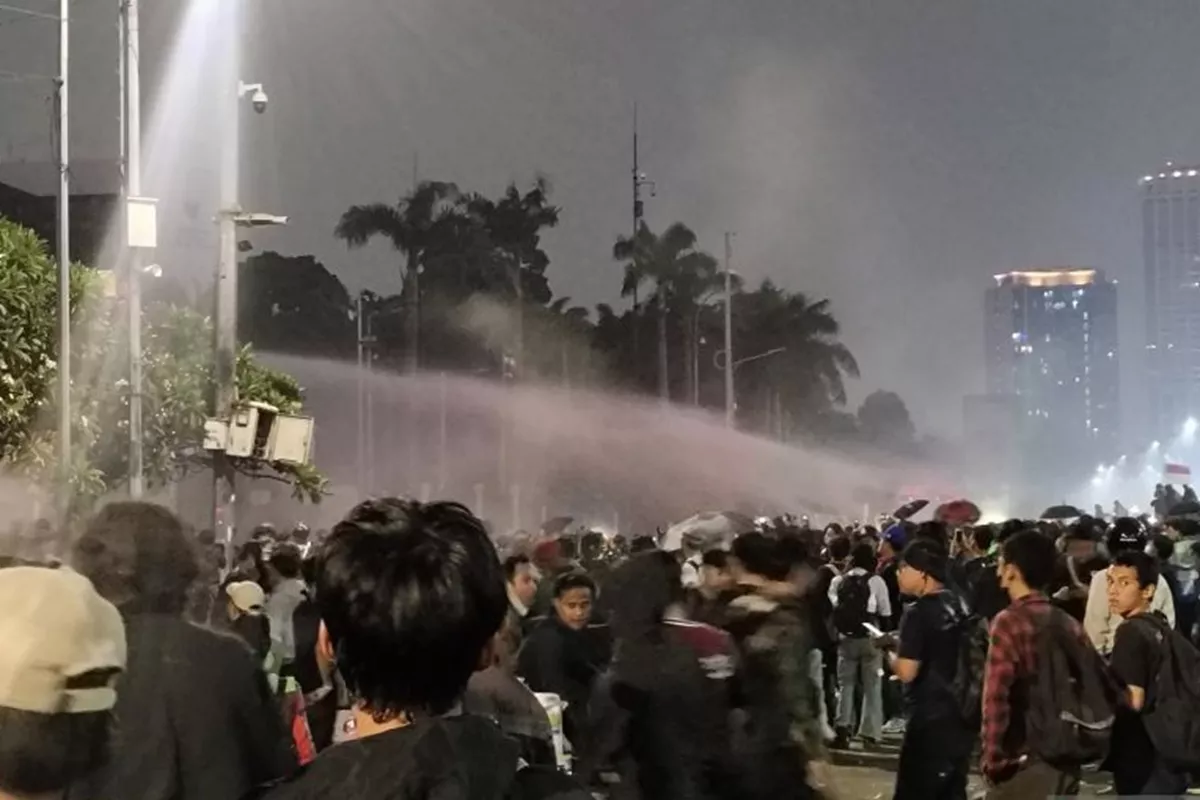 Disemprot Water Cannon, Massa Aksi Depan Gedung DPR/MPR RI Akhirnya Bubar
