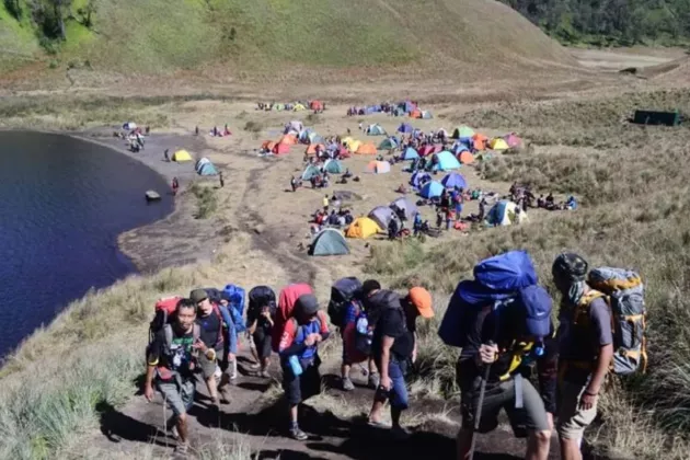 Jalur Pendakian Semeru Ditutup Akibat Kebakaran Hutan di Blok Ranu Kembang, 170 Pendaki Dievakuasi!