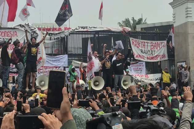 Massa Aksi Pegang Surat Komitmen Berkop Garuda: Pimpinan DPR Siap Mundur Jika RUU Perampasan Aset Gagal Sah 15 Desember
