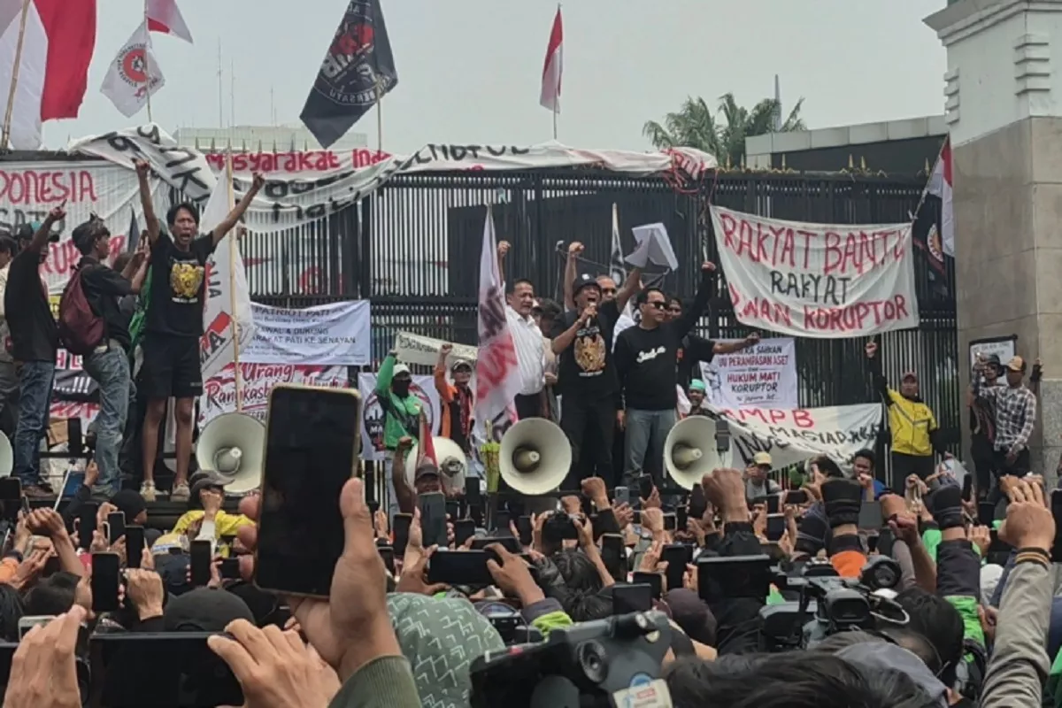 Massa Aksi Pegang Surat Komitmen Berkop Garuda: Pimpinan DPR Siap Mundur Jika RUU Perampasan Aset Gagal Sah 15 Desember
