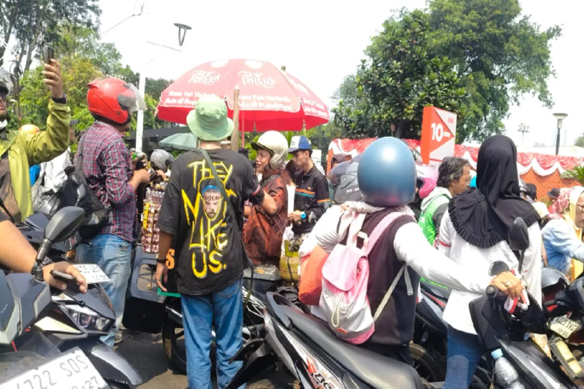 Massa Demo Pesta Jajanan Gratis, Siomay hingga Tahu Bulat Diborong Sosok Misterius