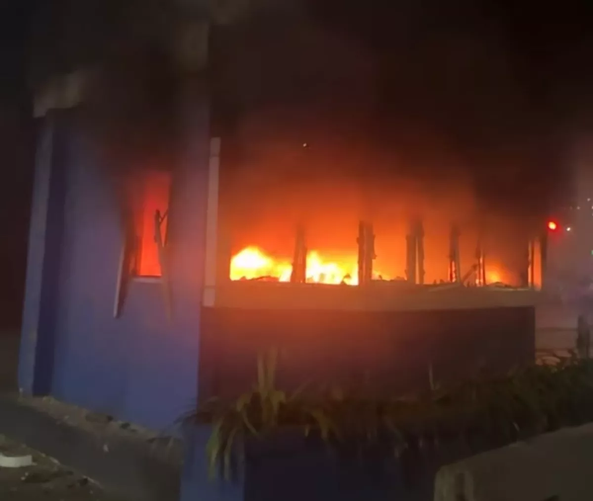 Pos Polisi Slipi Dibakar Massa, Kaca Pecah hingga Api Berkobar dari Dalam