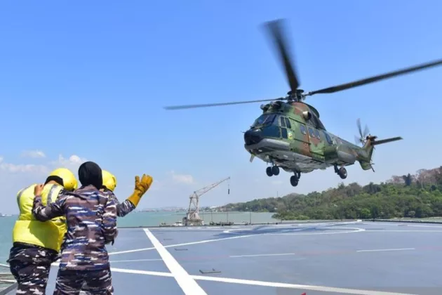 Jelang Kedatangan KRI Gajah Mada, Pilot Helikopter TNI AU Asah Kemampuan Pendaratan di Kapal Induk