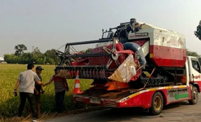 Baru Janji Beberapa Jam, Mentan Amran Langsung Kirim Alsintan untuk Buruh Tani Karawang