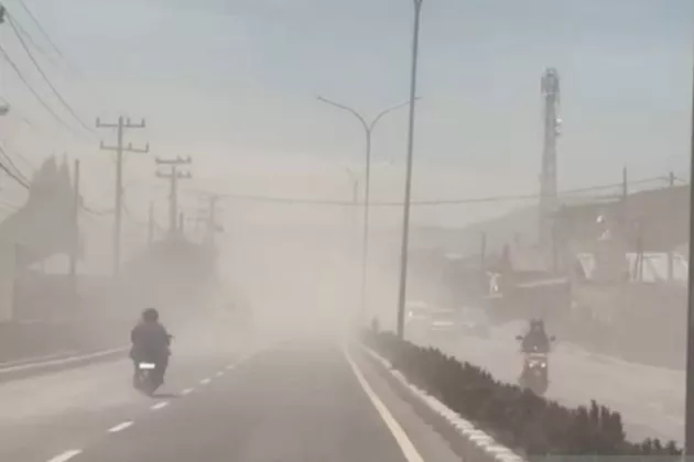 Dampak Erupsi Gunung Sinabung: Hujan Abu Vulkanik Selimuti Kota Berastagi