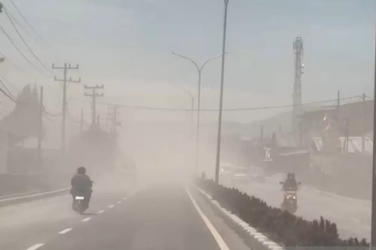 Dampak Erupsi Gunung Sinabung: Hujan Abu Vulkanik Selimuti Kota Berastagi