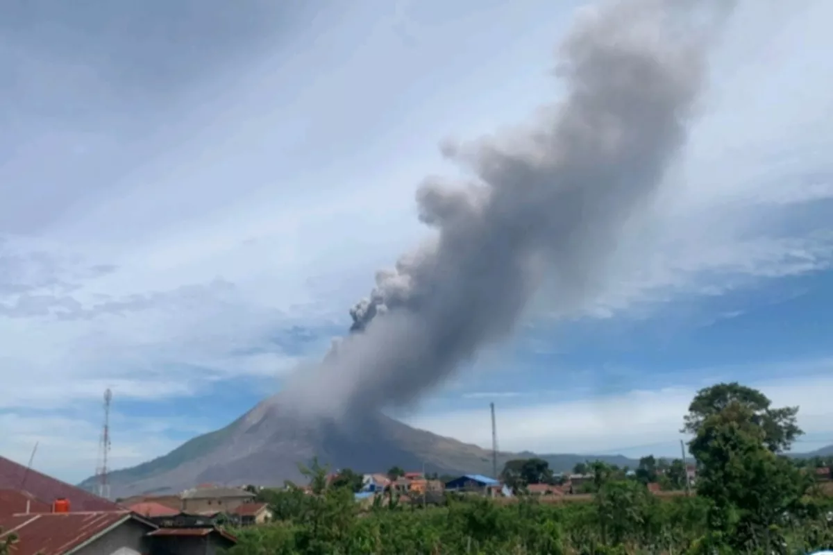 Gunung Sinabung Meletus! Abu Vulkanik Membumbung 3,5 Kilometer, Warga Diminta Waspada