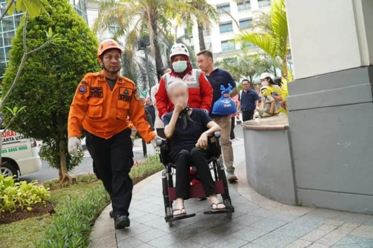 Apartemen Pavilion Tower 3 Terbakar, PMI Kerahkan 6 Ambulans dan 28 Personel