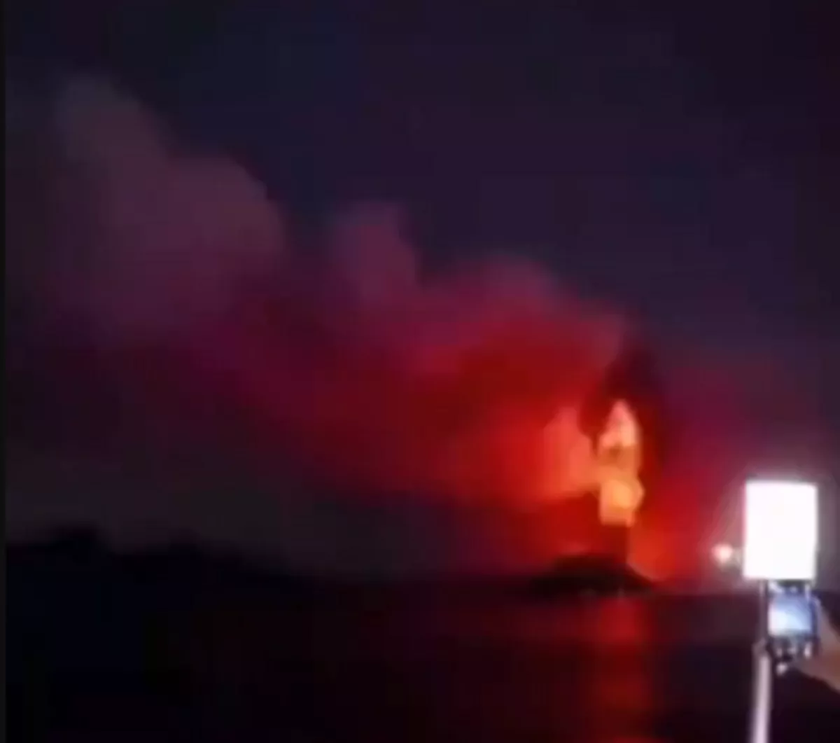Mengenal Lava Fountain, Fenomena Semburan Lava Merah Menyala di Gunung Anak Krakatau