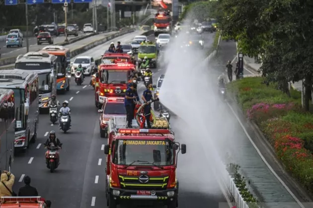 Abu Vulkanik Gunung Anak Krakatau Terasa hingga Monas, Pemprov DKI Semprot Air di 5 Wilayah