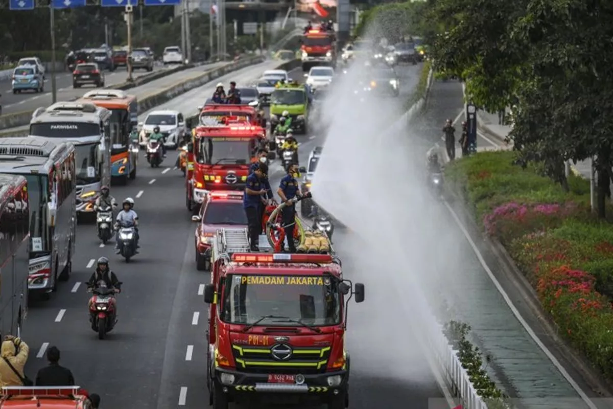Abu Vulkanik Gunung Anak Krakatau Terasa hingga Monas, Pemprov DKI Semprot Air di 5 Wilayah