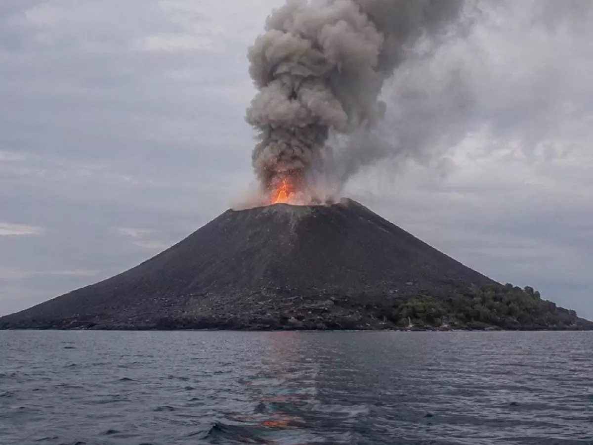 Mengenal Letusan Strombolian: Karakteristik Erupsi Baru yang Sedang Terjadi di Gunung Anak Krakatau