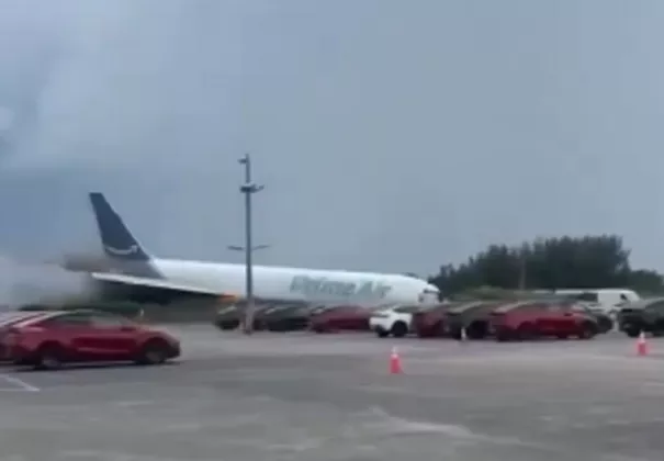 Ngeri! Pesawat Kargo Amazon Hantam Kendaraan di Bandara Internasional Miami, 5 Tewas