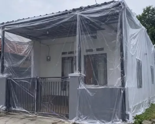 Viral Aksi Unik Warga Bungkus Rumah Pakai Plastik dan Koran demi Cegah Abu Vulkanik