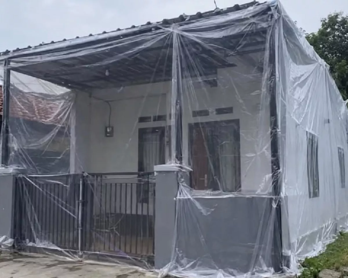 Viral Aksi Unik Warga Bungkus Rumah Pakai Plastik dan Koran demi Cegah Abu Vulkanik